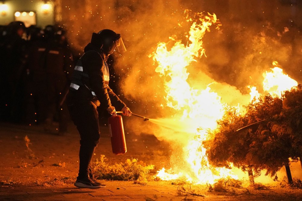 Protesty proti zrušení voleb a zamítnutí kandidatury Georgeska