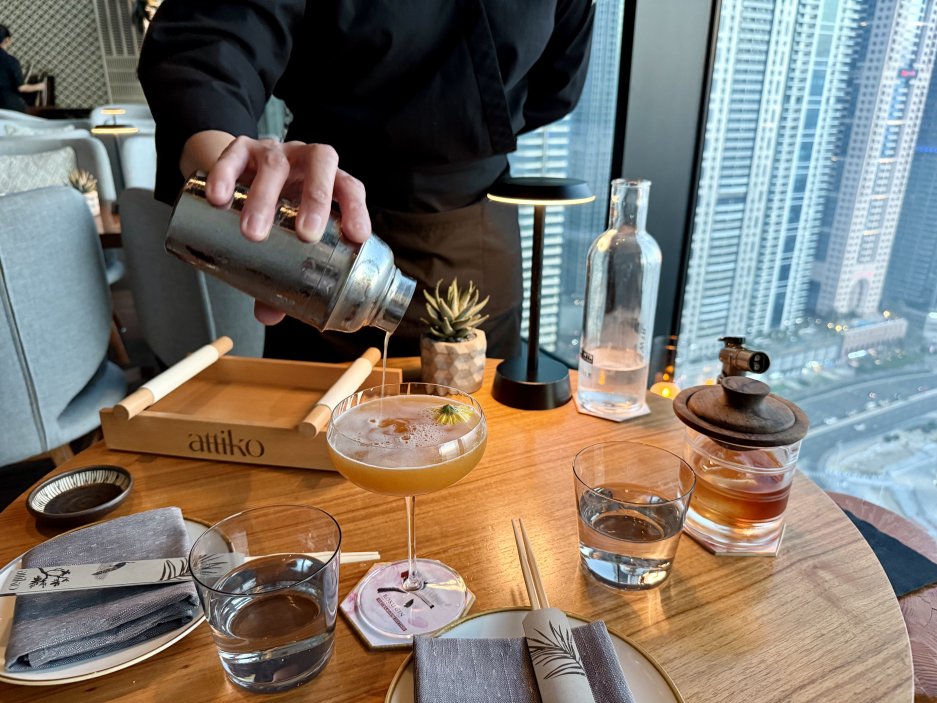 Attini. Exotický twist na klasické Martini. Skládá se z japonské vodky Haku a z meruňkového pyré