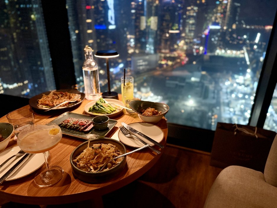 Hlavní chody a výhled na noční Dubaj