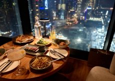 Hlavní chody a výhled na noční Dubaj