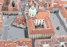 Malostranské náměstí je nejen z historického hlediska jedno z nejvýznamnějších prostranství Prahy. Jde o prostor s vysokou reprezentační a památkovou hodnotou, a jako součást tzv. Královské cesty je i jednou z nejnavštěvovanějších lokalit v centru města.