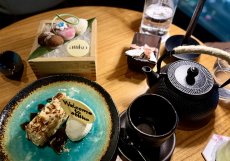 Dezerty - bananovo-mandlovy dort a mochi