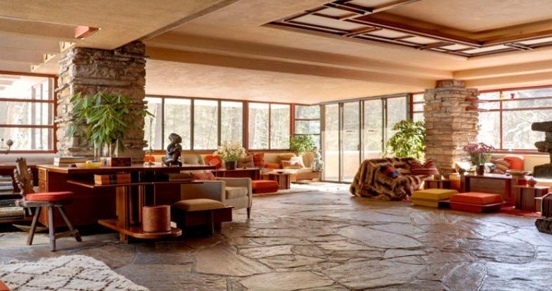 Proslulá Wrightova stavba Fallingwater je považována za mistrovské dílo organické architektury, které jedinečným způsobem propojuje tři prvky sklo, beton a ocel. Wright zde navíc unikátně propojil formu domu i s 30metrovým vodopádem. 