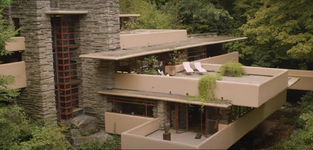 Fallingwater je národní historickou památkou, která je současně také zapsaná na seznamu světového dědictví UNESCO. Prohlídky zde probíhají již 61. sezónu, aktuálně pak denně vyjma střed od března do konce prosince. Vstupné začíná od 39 dolarů pro dospělé, pro děti je snížené.