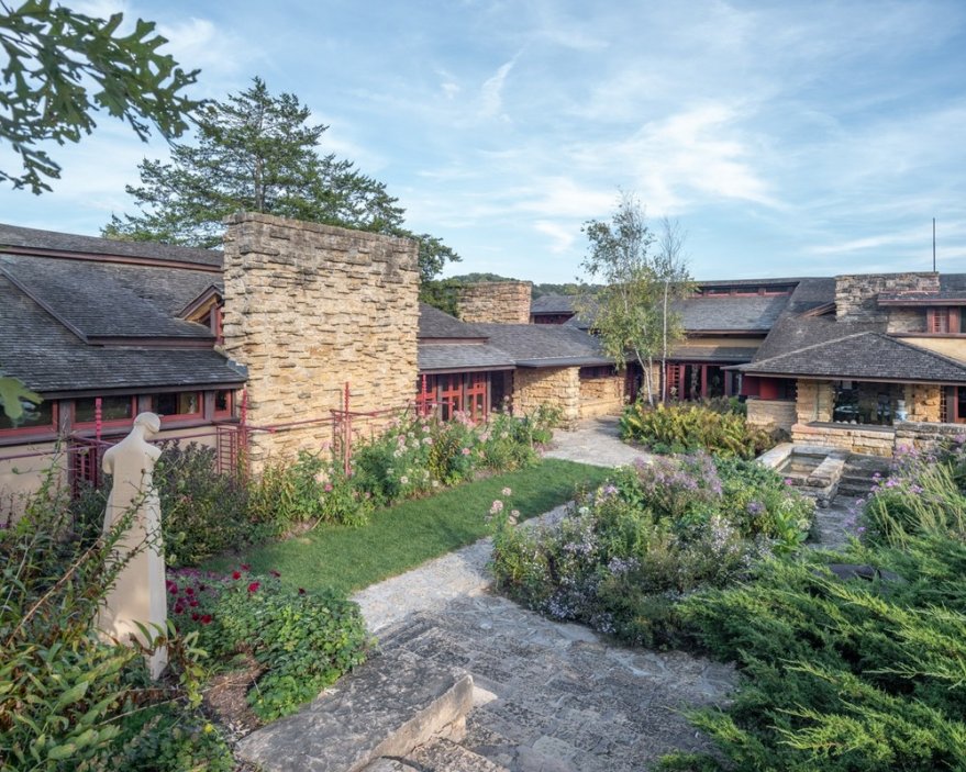 TALIESIN, Spring Green, Wisconsin: Z nádvoří a zahrad až po obývací pokoj, lodžii a ptačí chodník se z Taliesinu otevírá nádherný výhled na údolí, které osídlili Wrightovi velšští předkové. 