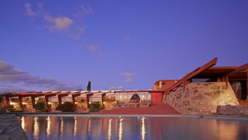 Taliesin West, Scottsdale, Arizona: Také další Wrightovo rodinné sídlo nabízí prohlídky. Slavný architekt si jej postavil v roce 1937 jako experiment pro bydlení v poušti a kam utíkal s rodinou před mrazivými zimami ve Wisconsinu. Sídlo se rozrostlo na ateliér, tři divadla, dílnu, pracovnu a ubytování pro zaměstnance. Dnes je komplex sídlem Nadace a školy architektury Franka Lloyda Wrighta. Vstupné je od 25 dolarů.