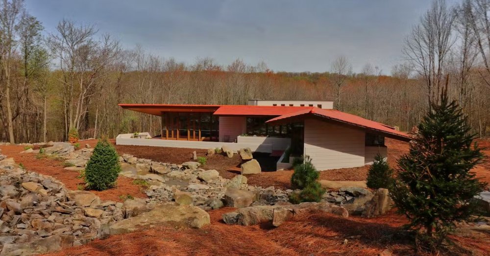 Mäntylä House, Acme, Pennsylvania / Polymath Park, Pennsylvania: Tento pensylvánský dům nazval F.L.Wright Mäntylä House, což ve finštině znamená „Dům mezi borovicemi“. V minulosti jej začala ohrožovat okolní zástavba, a tak se jeho příznivci rozhodli jej přemístit do Polymath Parku rovněž v Pensylvánii. 