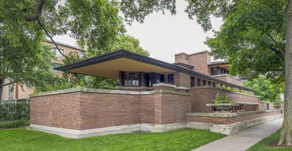 Robie House byl postaven v roce 1910 jako soukromá rezidence. V interiérech se dosud zachovalo i několik kusů původního nábytku.