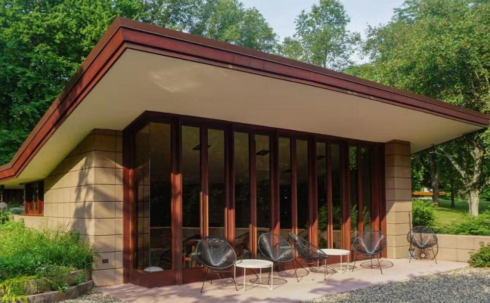 EPPSTEIN House, Galesburg, Michigan: Eppstein House, dům ve stylu ranče byl postaven v 50. letech 20. století ve stylu prérijní školy jako rezidence pro rodinu Samuela a Dorothy Eppsteinovi. Dům se třemi venkovními terasami prošel kompletní rekonstrukcí tak, aby zachoval maximum z původního díla. 