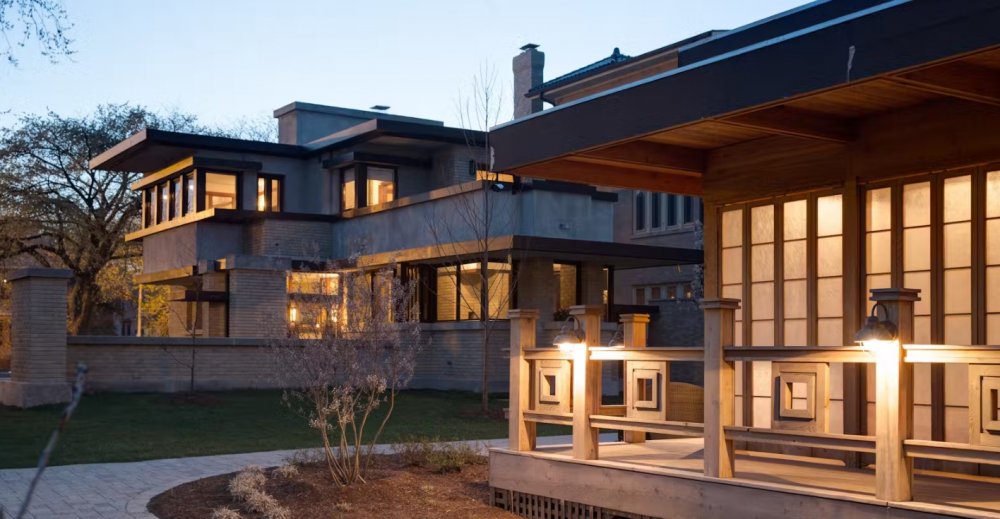 Emil Bach House,  Chicago, Illinois: Dům Emila Bacha v Rogers Park je klasický dům v pozdně prérijním stylu, navržený v roce 1915 pro prezidenta cihlářské společnosti. Nedávno prošel rekonstrukcí a nyní je plně obnoven i s původními prvky. Primárně je určen k pořádání společenských akcí, ale je možné si ho i pronajmout. Cena na jednu noc začíná na 386 dolarech. Vstupné je 12 dolarů pro dospělé, 10 dolarů snížené.