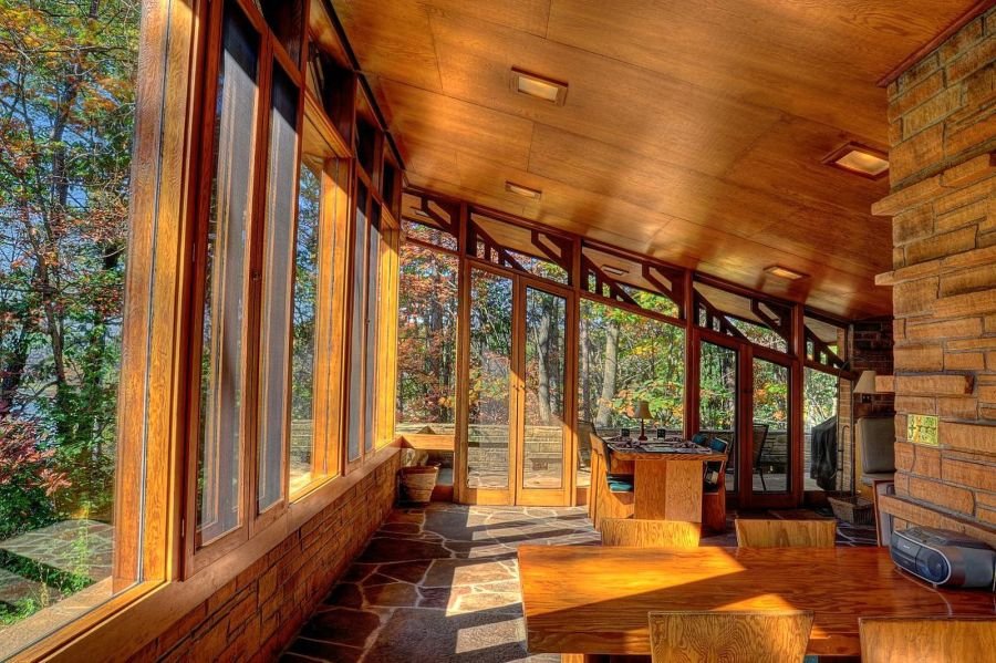 Seth Peterson Cottage ve Wisconsinu se začal stavět podle projektu J.L.Wrighta v době, kdy slavnému architektovi bylo už 90 let. Dokončení této stavby v roce 1959 se tak už autor návrhu nedožil. 