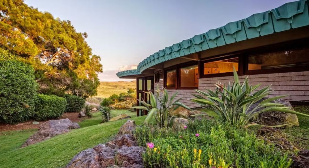 Cornwell House, Havaj: Jediná ze staveb F.L. Wrighta, která je na Havaji. Dům byl ale postaven až po smrti Wrighta v roce 1995 na zakázku ve spolupráci s Taliesin Associated Architect, Johnem Rattenburym a Nadací Franka Lloyda Wrighta. Původní návrh byl z roku 1954 pro rodinu Cornwellových v Pensylvánii a to jako pasivní solární hemicyklový dům, který ztělesňuje architektovy zásady organické architektury, kdy stavba harmonicky splývá s přírodní krajinou. Pronájem je od 950 dolarů na noc.