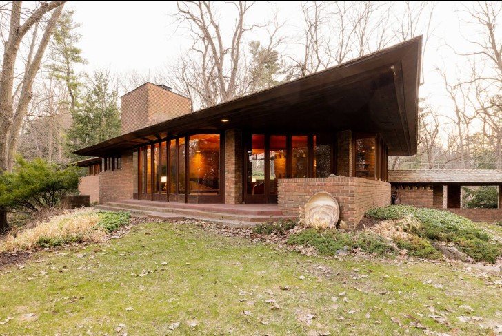 Palmer House, Ann Arbor, Michigan: Dům stojí na samotě a je zasazen do severovýchodní části krásného Nicholsova arboreta. Do centra nedalekého městečka Ann Arbor je to jen pět minut autem. Typický Wrightův design doplňuje lesní prostředí odvážnou trojúhelníkovou geometrií a konzolovitým převisem.