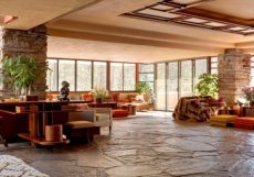 Proslulá Wrightova stavba Fallingwater je považována za mistrovské dílo organické architektury, které jedinečným způsobem propojuje tři prvky sklo, beton a ocel. Wright zde navíc unikátně propojil formu domu i s 30metrovým vodopádem. 