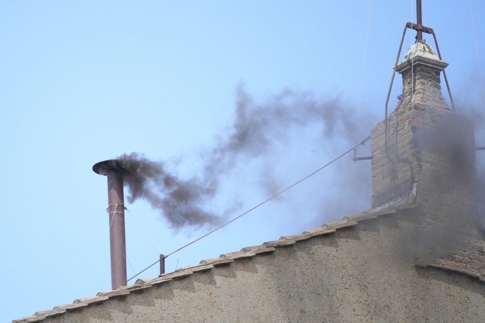 Přímo na Svatopetrském náměstí dění sledují desetitisíce lidí