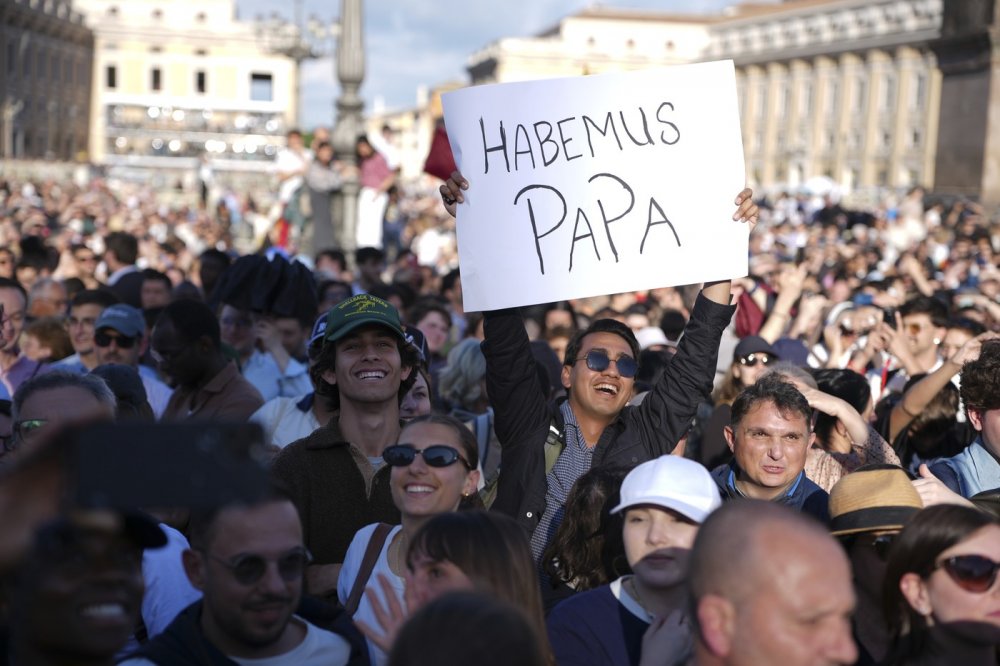 Přímo na Svatopetrském náměstí dění sledují desetitisíce lidí