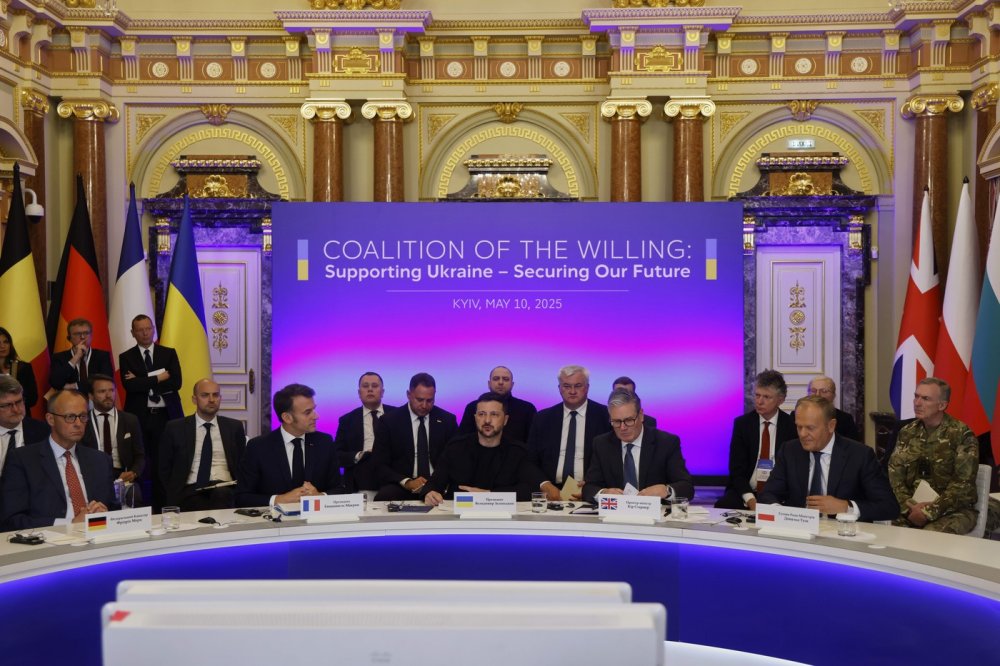 Koalice ochotných je skupina států, které pod vedením zejména Británie a Francie jednají o další podpoře Ukrajiny. Součástí diskusí jsou i úvahy o bezpečnostních zárukách a případných mírových silách na Ukrajině.