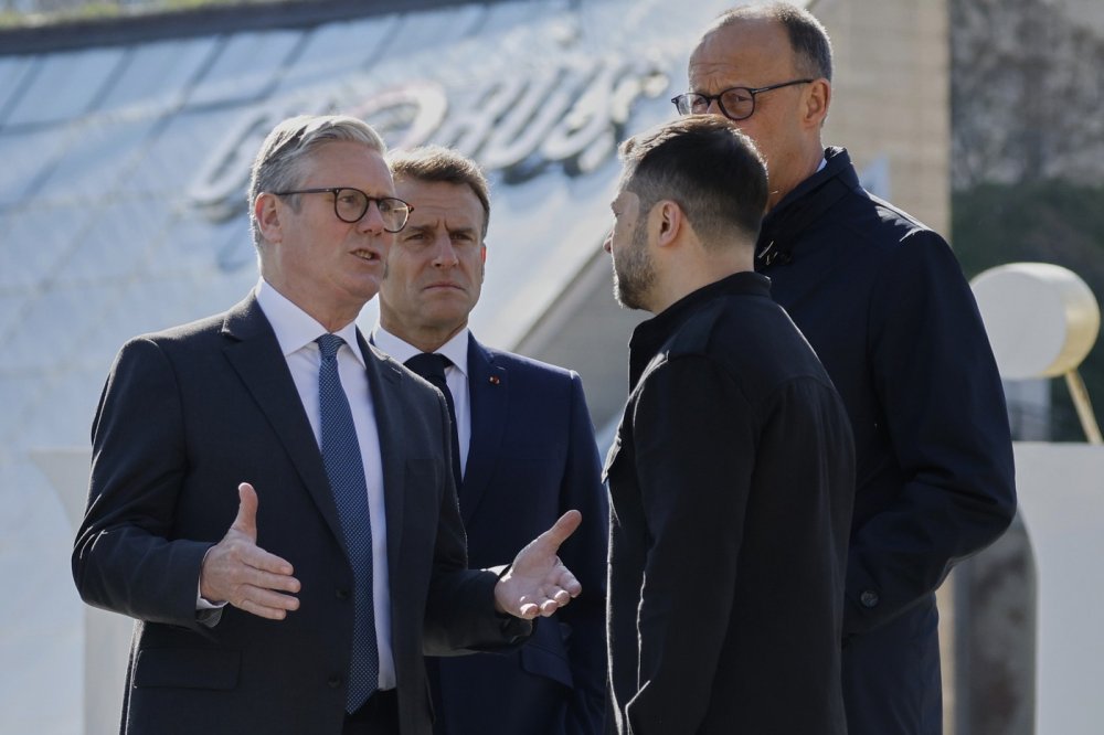Koalice ochotných je skupina států, které pod vedením zejména Británie a Francie jednají o další podpoře Ukrajiny. Součástí diskusí jsou i úvahy o bezpečnostních zárukách a případných mírových silách na Ukrajině.