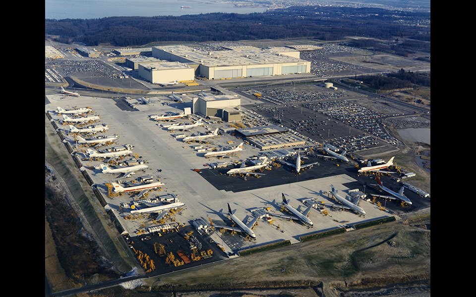 Letecký pohled na továrnu Boeingu v Everettu ve Washingtonu, kde se Boeing 747 vyráběl. Výstavba tohoto zařízení začala v roce 1966