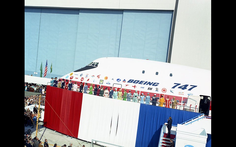 První Boeing 747 vyjíždí z továrny v Everettu, 30. září 1968