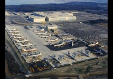 Letecký pohled na továrnu Boeingu v Everettu ve Washingtonu, kde se Boeing 747 vyráběl. Výstavba tohoto zařízení začala v roce 1966