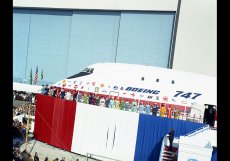 První Boeing 747 vyjíždí z továrny v Everettu, 30. září 1968
