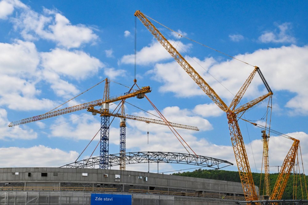 Střešní konstrukci na budovanou halu v Brně začal vynášet speciální jeřáb