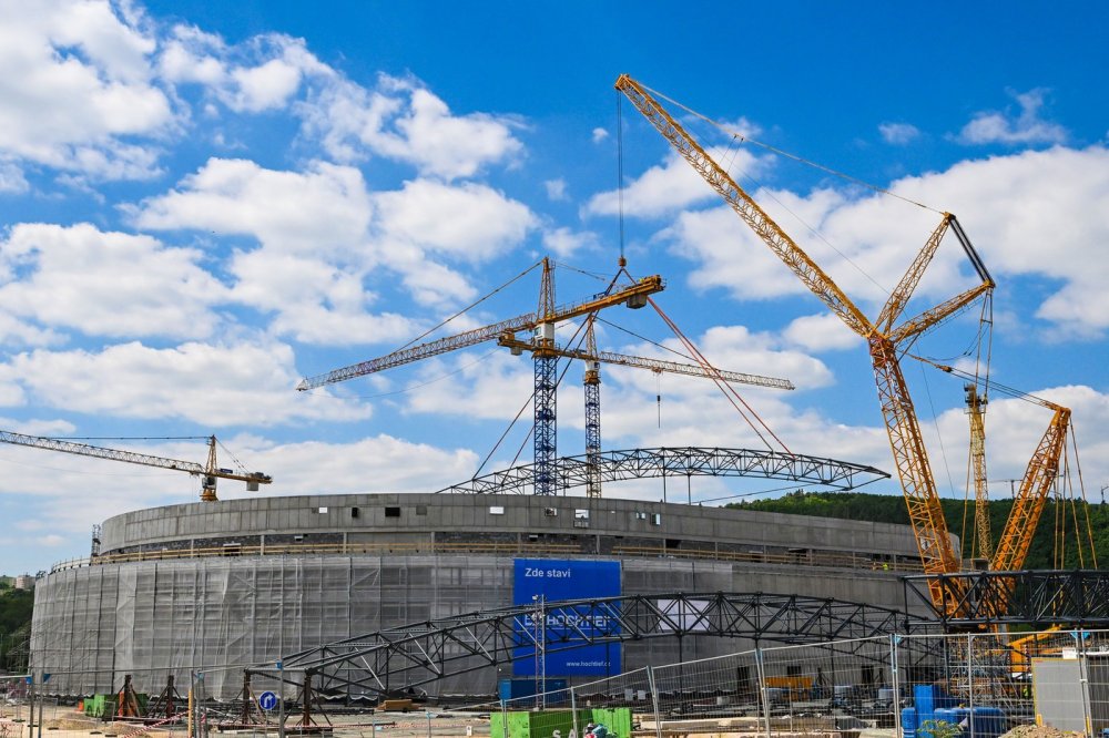Střešní konstrukci na budovanou halu v Brně začal vynášet speciální jeřáb