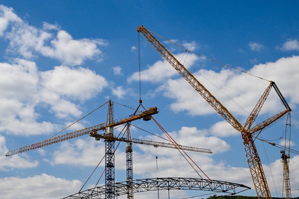Střešní konstrukci na budovanou halu v Brně začal vynášet speciální jeřáb