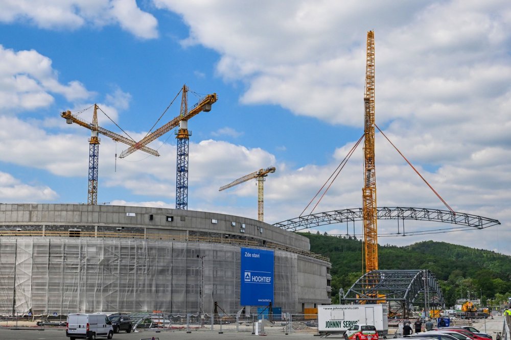 Střešní konstrukci na budovanou halu v Brně začal vynášet speciální jeřáb