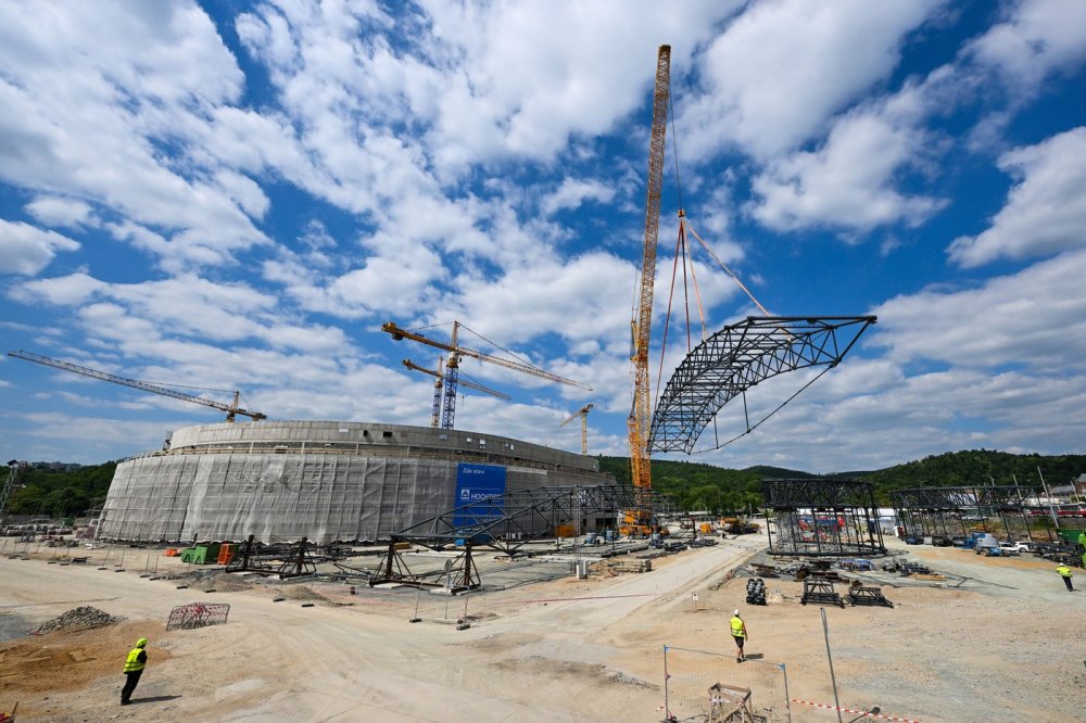 Střešní konstrukci na budovanou halu v Brně začal vynášet speciální jeřáb