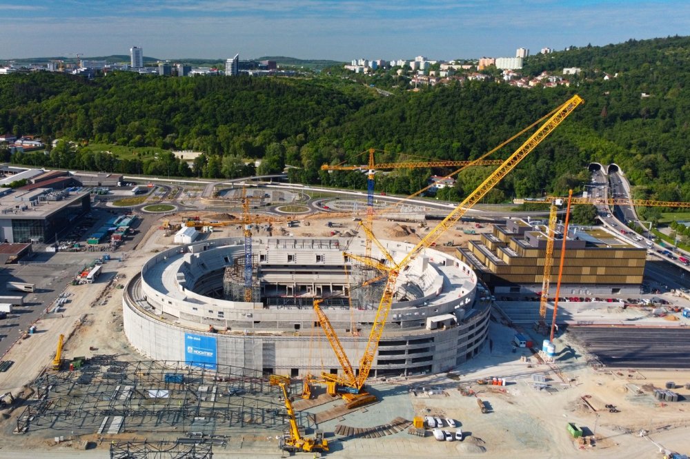 Střešní konstrukci na budovanou halu v Brně začal vynášet speciální jeřáb