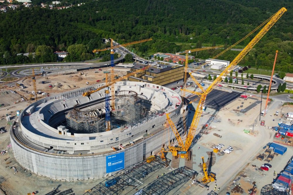 Střešní konstrukci na budovanou halu v Brně začal vynášet speciální jeřáb