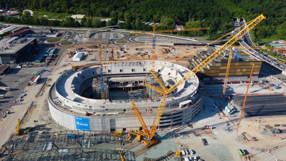 Střešní konstrukci na budovanou halu v Brně začal vynášet speciální jeřáb