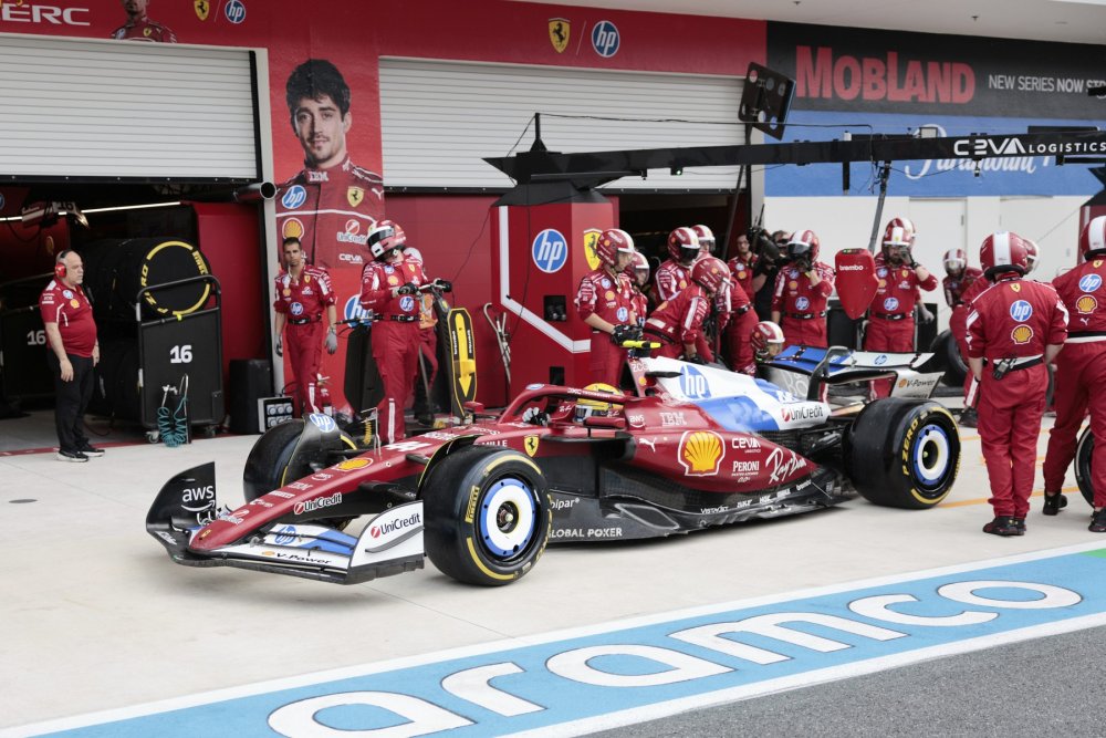 Sezóna Formule 1 2025 je 76. sezónou Mistrovství světa Formule 1, závodní série pořádané pod hlavičkou Mezinárodní automobilové federace (FIA). Účastní se jí dvacet jezdců a deset týmů. V kalendáři sezóny je plánováno 24 závodů.