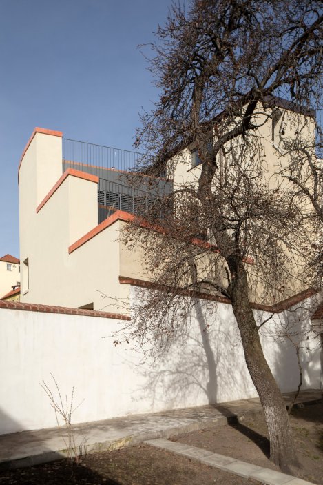 Bytový dům s galerií na Malé Straně v Praze 1 navrhl přední český architekt  Ladislav Lábus.
