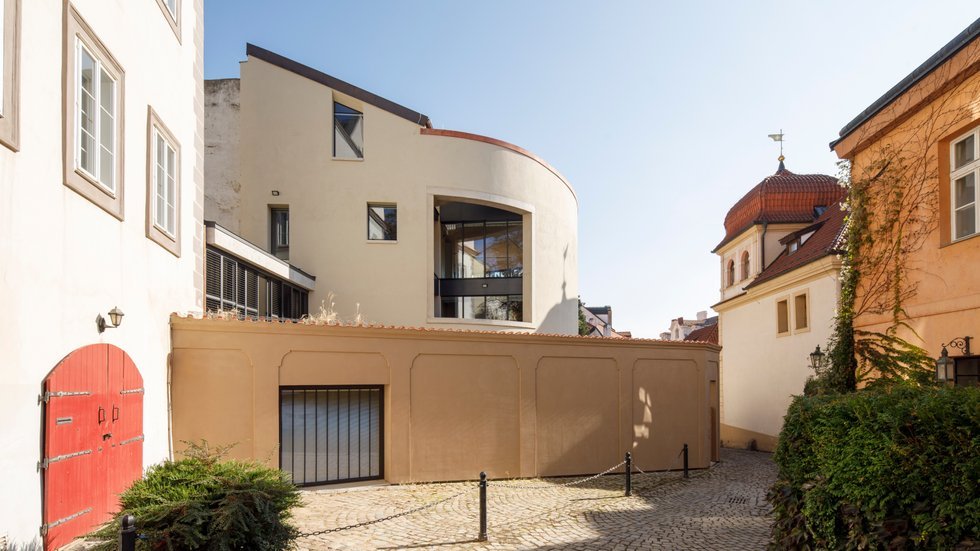 Bytový dům s galerií na Malé Straně v Praze 1 navrhl přední český architekt  Ladislav Lábus.