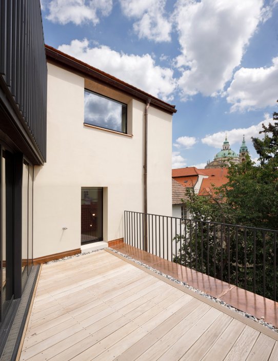 Bytový dům s galerií na Malé Straně v Praze 1 navrhl přední český architekt  Ladislav Lábus.