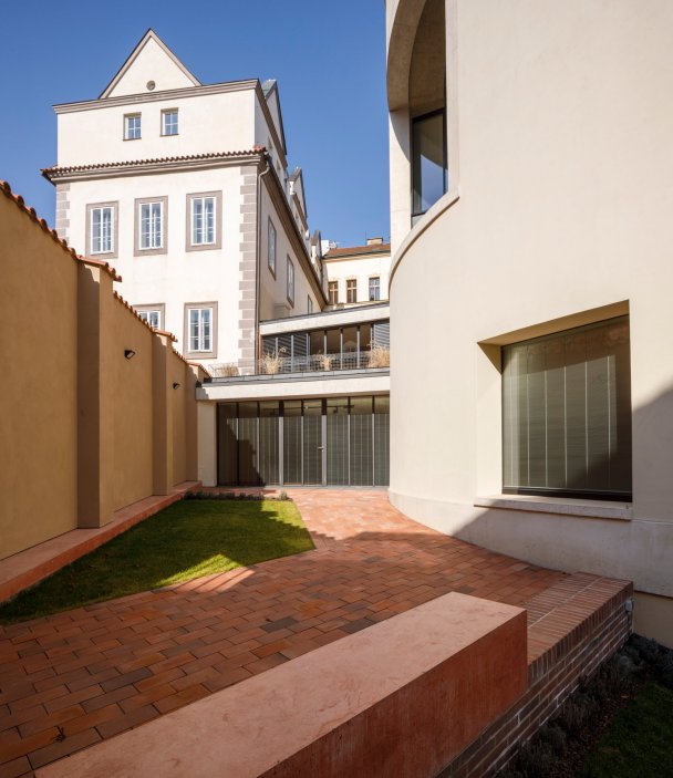 Bytový dům s galerií na Malé Straně v Praze 1 navrhl přední český architekt  Ladislav Lábus.