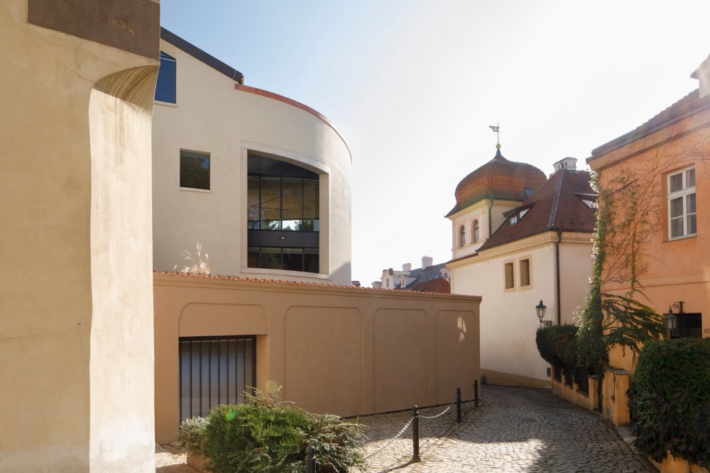 Bytový dům s galerií na Malé Straně v Praze 1 navrhl přední český architekt  Ladislav Lábus.
