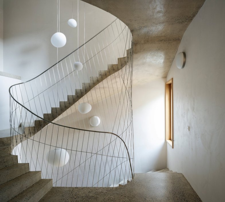 Bytový dům s galerií na Malé Straně v Praze 1 navrhl přední český architekt  Ladislav Lábus.