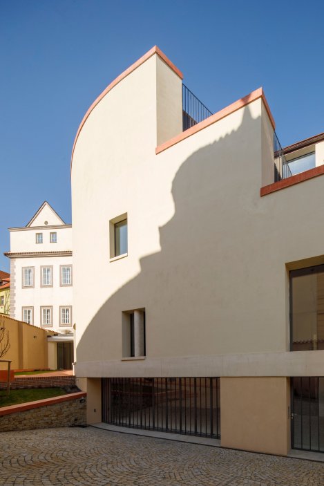 Bytový dům s galerií na Malé Straně v Praze 1 navrhl přední český architekt  Ladislav Lábus.