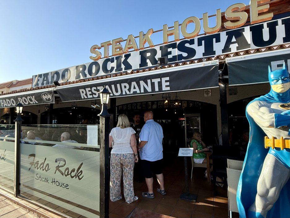 Kýč typický pro Fuerteventuru – vyhlášený steakhouse, který hlídá plastový Batman