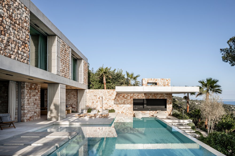 Vilu na jednom z ostrovů Balearského souostroví navrhlo slovenské studio 	beef architekti.
