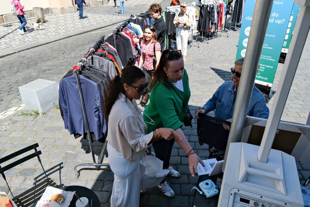Nový web oblecprahu.cz usnadní Pražanům třídění textilu