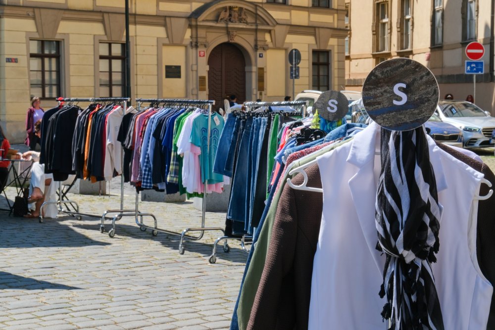 Nový web oblecprahu.cz usnadní Pražanům třídění textilu