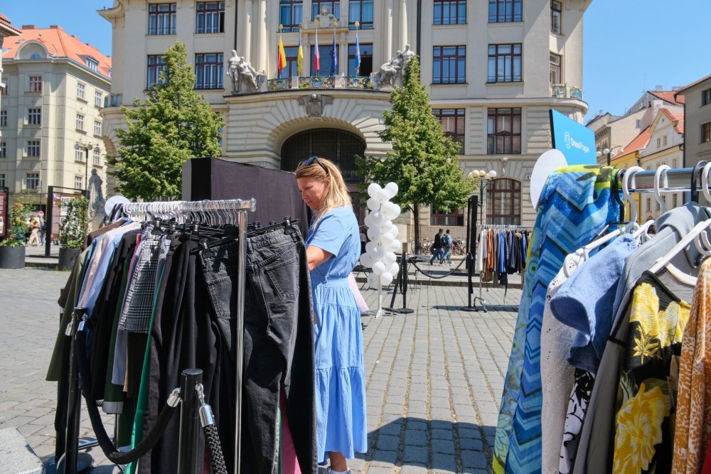 Nový web oblecprahu.cz usnadní Pražanům třídění textilu