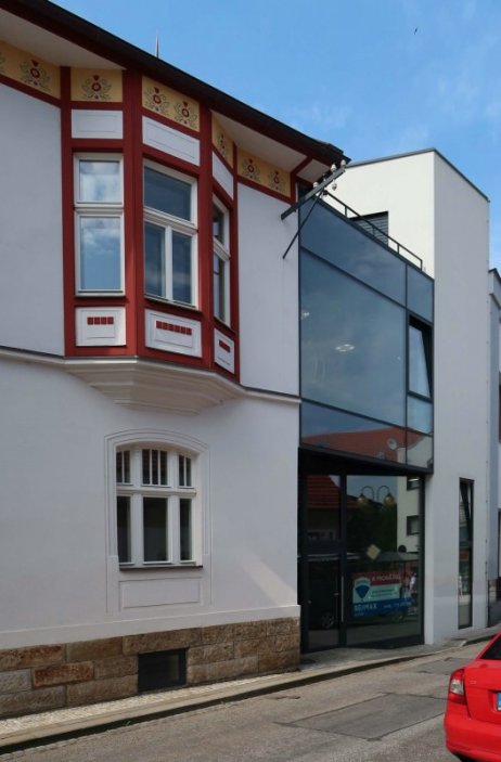 Rožnov pod Radhoštěm. Přístavba polyfunkčního objektu Nádražní 34 (Karel Janča, Martin Kaňák, spolupráce Tomáš Šenovský, Marián Frydrych, Jiří Witassek)