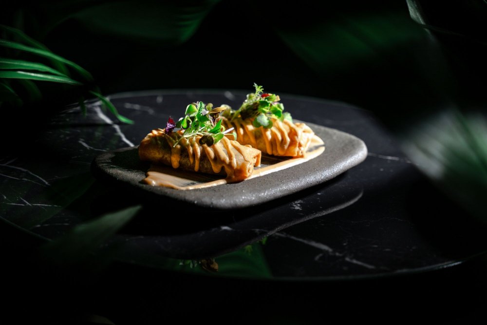 Nosnou myšlenkou nového menu restaurace The Monkey Bar jsou tedy čtyři kontinenty. Stejně jako koktejly, typické pro zdejší bar, které také pochází z různých koutů světa, chtěl šéfkuchař tuto rozmanitost přenést i do tapas menu.