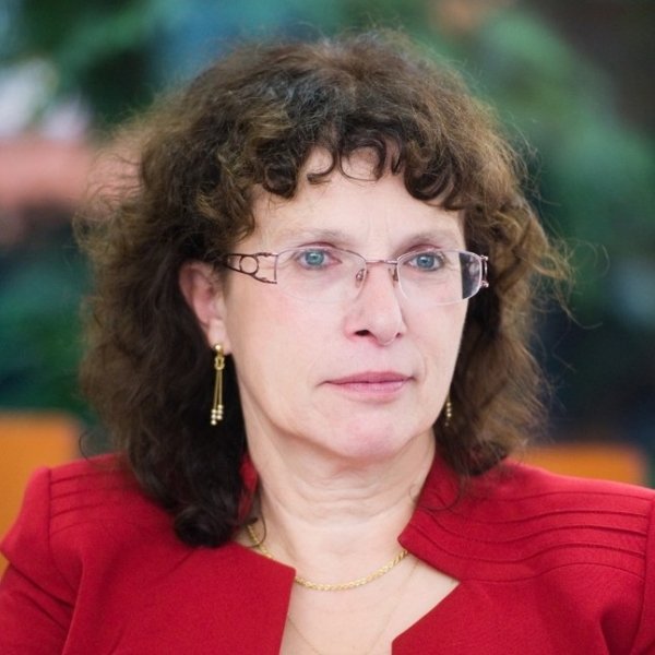 Jarmila Radová, VŠE. Do unikátního přehledu nejvlivnějších českých bankéřek, ekonomek, manažerek, finančních ředitelek a dalších dlouhodobě vlivných žen sektoru financí letos přibylo 30 nových jmen.
